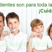 familia lavándose los dientes