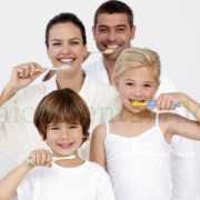 cepillarse los dientes en familia