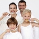 cepillarse los dientes en familia